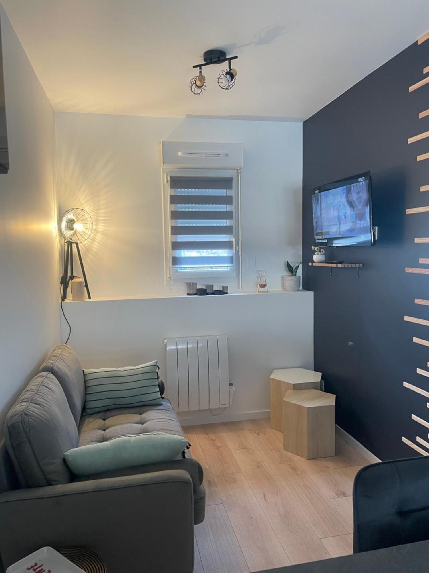 Changé Tiny House Moderne, Avec Terrasse 아파트 외부 사진